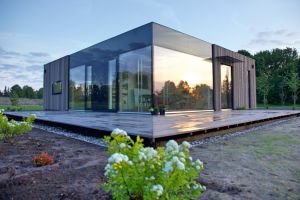 Модульный дом со стеклянными фасадами